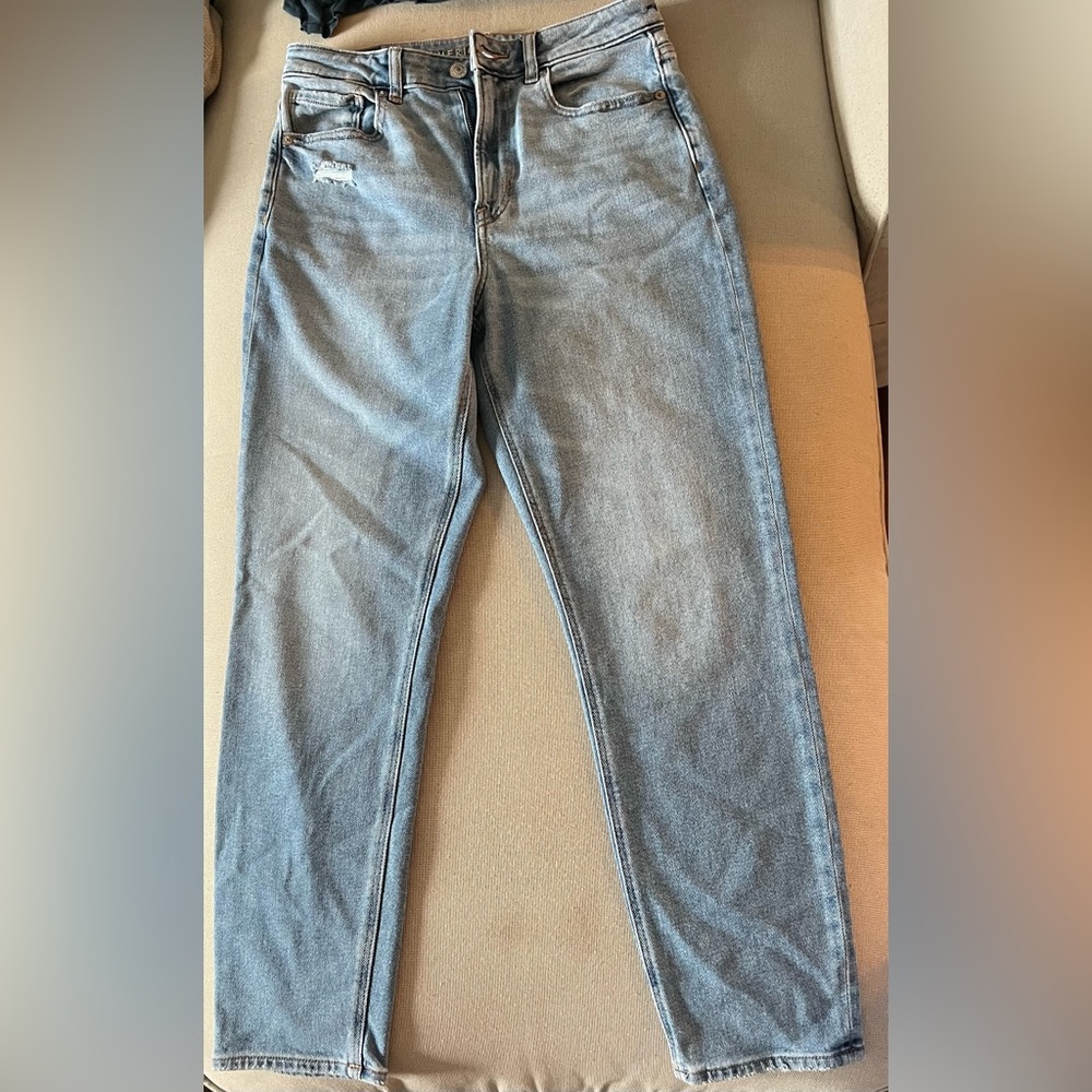 AE mom jeans. Stretch. Size 6 regular.